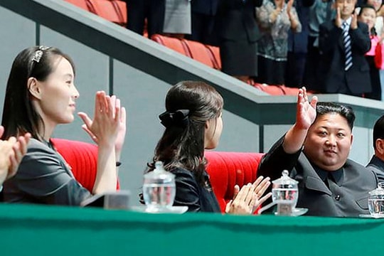 Em gái quyền lực của Kim Jong-un tái xuất; Xả súng hàng loạt gây thương vong ở Australia