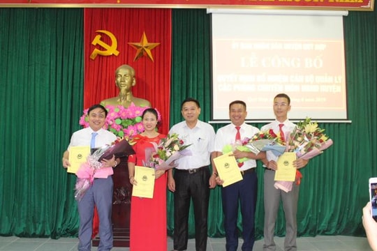 Quỳ Hợp công bố 4 quyết định bổ nhiệm cán bộ quản lý các phòng chuyên môn