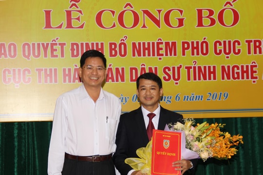 Trao quyết định bổ nhiệm Phó cục trưởng Cục Thi hành án dân sự Nghệ An