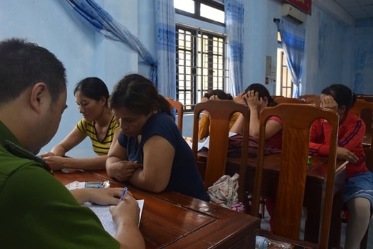 Người phụ nữ 55 tuổi tổ chức sòng bạc 'quý bà'