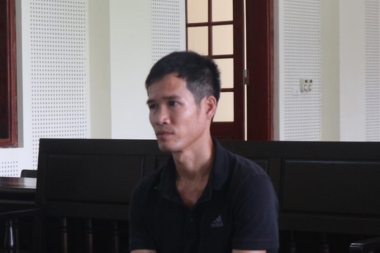 Lái xe khách lĩnh án tù vì ‘kẹp’ pháo nổ từ Lào về Việt Nam