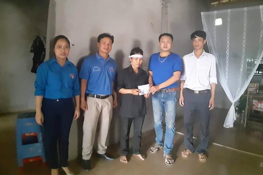 Trao quà hỗ trợ các gia đình có thân nhân thương vong trong vụ sập giếng