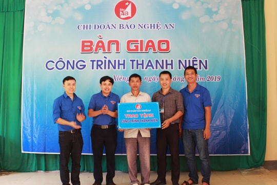 Báo Nghệ An bàn giao công trình thanh niên và tặng quà tại xã Xiêng My