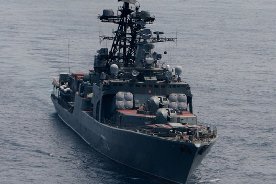 Nóng: Tuần dương hạm của Hải quân Mỹ chặn đường đi tàu Nga ở biển Hoa Đông