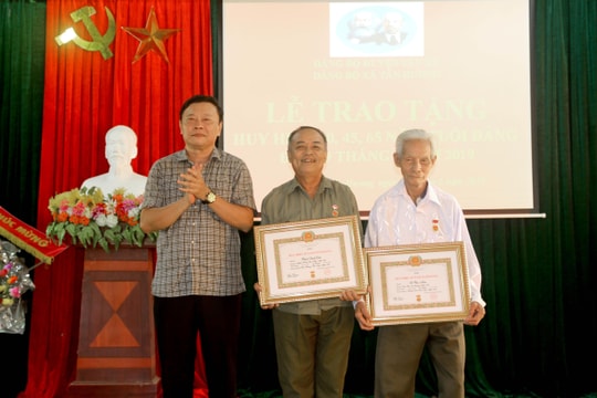 Trao Huy hiệu Đảng cho các đảng viên ở Tân Kỳ, Nghĩa Đàn