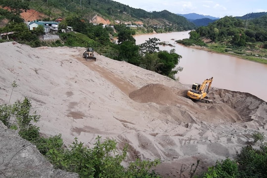 Bãi tập kết cát, sỏi không phép ngang nhiên hoạt động ở xã vùng cao Nghệ An