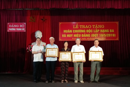 Trao Huân chương Độc lập hạng Ba và Huy hiệu Đảng tại thành phố Vinh