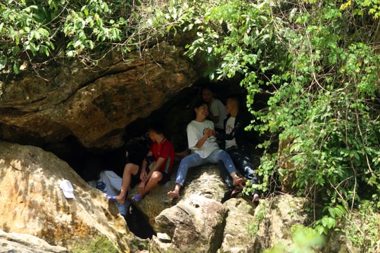 Nóng như rang, người dân Nghệ An vào hang, dựng lều bên suối tránh nắng