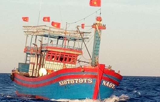 Lai dắt tàu cá cùng 17 ngư dân Nghệ An vào bờ an toàn