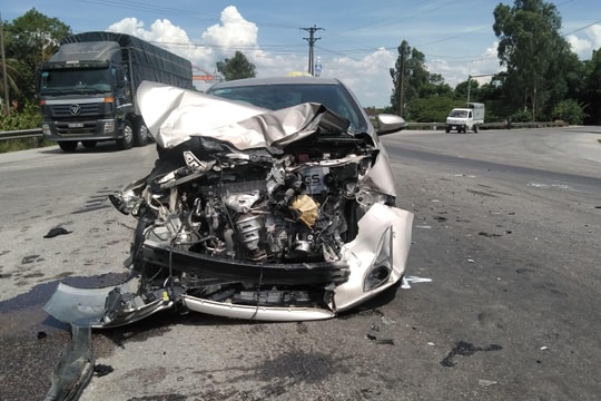 Va chạm với container trên đường tránh TP Vinh, xe con bẹp đầu, bung túi khí