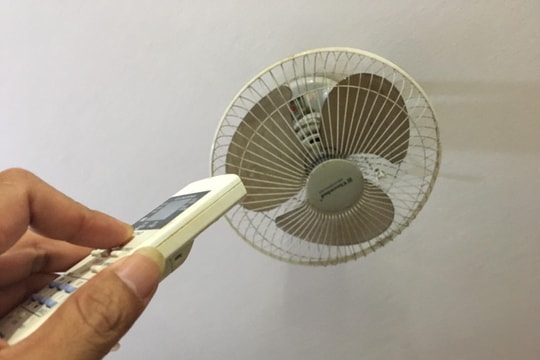 Đập đầu vào ghế đá khi giành điều khiển quạt, một bé trai ở Nghệ An tử vong