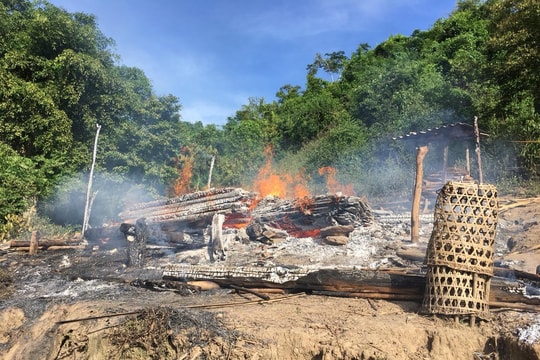 Nhà dân ở huyện vùng cao Nghệ An cháy rụi do bất cẩn khi nhóm bếp