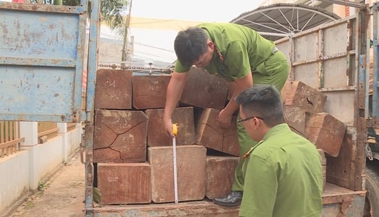 Tài xế chở gỗ lậu tông thẳng xe vào công an rồi chạy trốn