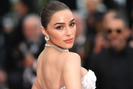 Phong cách thời trang gợi cảm và cá tính của 'Mỹ nhân gợi cảm nhất thế giới 2019'