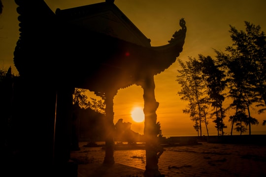 Ngắm bình minh tuyệt đẹp từ ngôi đền hàng trăm năm tuổi ở Quỳnh Lưu