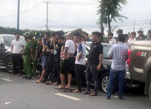 Nhóm giang hồ bao vây xe có cảnh sát suốt 2 giờ đồng hồ