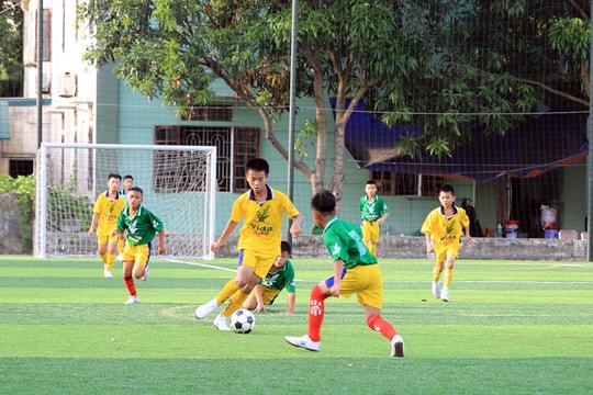 Nhi đồng Hoàng Mai vững vàng ngôi đầu bảng, Anh Sơn lội ngược dòng ngoạn mục 