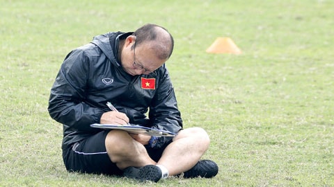 VFF đàm phán gia hạn hợp đồng với HLV Park; Barca đồng ý bán Rakitic cho MU