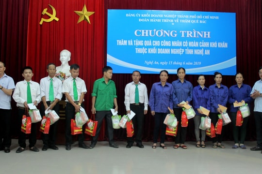 Khám bệnh, cấp phát thuốc miễn phí, tặng quà cho người nghèo