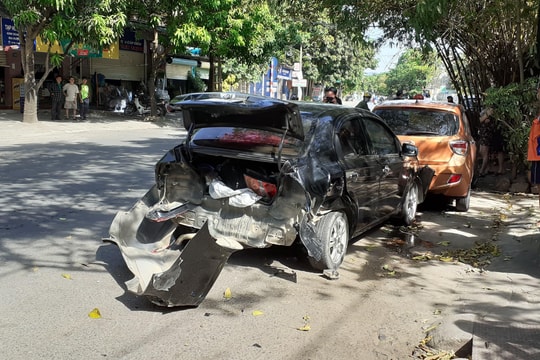 Đang lấy đồ trong cốp xe, người đàn ông bị ô tô đâm