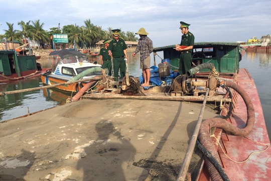 Xử phạt 2 tàu vận tải cát không đảm bảo thủ tục hàng hải