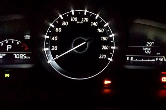 Hậu quả chạy xe ô tô khi xăng sắp cạn bình