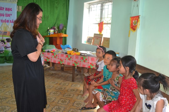 Cô giáo 9X từ Thủ đô về vùng biên giới Nghệ An mở lớp tiếng Anh miễn phí cho trẻ