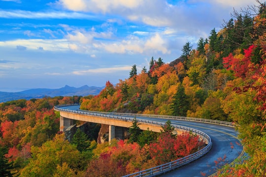 Trải nghiệm trên những cung đường đẹp nhất thế giới