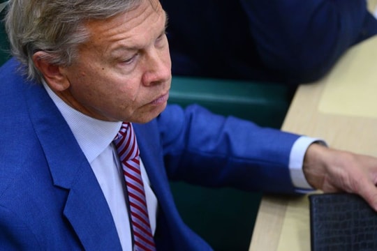 Thượng nghị sĩ Nga: Tổng thống Ukraine không ngăn được pháo kích Donbass nên đã 'làm trò giải trí' 