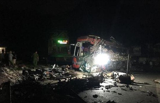 Tai nạn nghiêm trọng giữa ô tô khách và xe tải làm 3 người chết, 31 người bị thương 