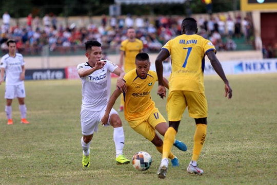 Chiến thắng của SLNA trước HAGL: 'Trẻ xông pha, già mẫu mực'
