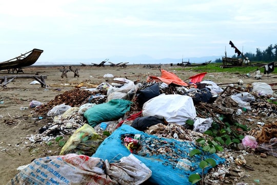 Rác thải tràn ngập các bãi biển Diễn Châu