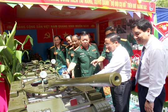 Bí thư Tỉnh ủy Nghệ An, Hà Tĩnh dự Đại hội Thi đua quyết thắng lực lượng vũ trang Quân khu 4 