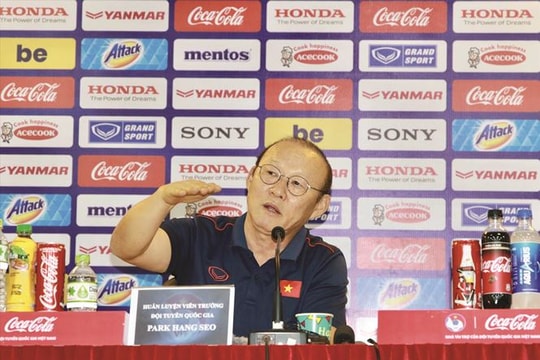 VFF nói gì về việc đàm phán hợp đồng với HLV Park Hang-seo; MU lại bị từ chối thương vụ Wan-Bissaka