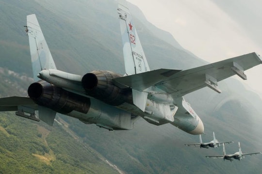 Công bố video Su-27 của Nga đánh chặn máy bay ném bom B-52H của Mỹ