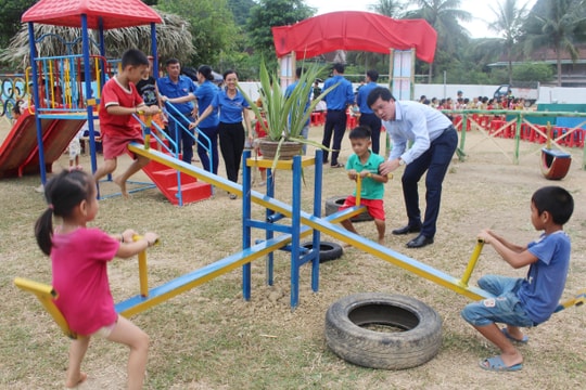 Đoàn thanh niên các tỉnh Bắc Trung bộ trao tặng công trình sân chơi trẻ em ở Con Cuông