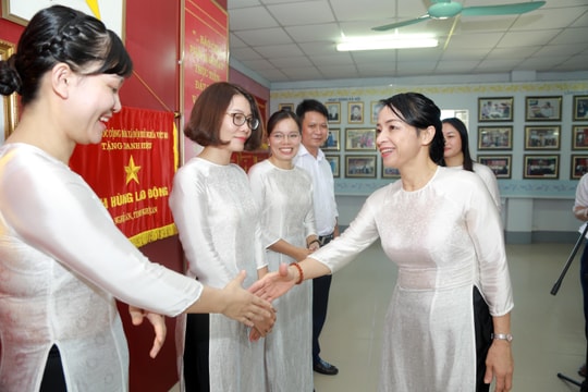 Báo Nghệ An dâng hương, báo công với Bác và khen thưởng các cán bộ, phóng viên xuất sắc