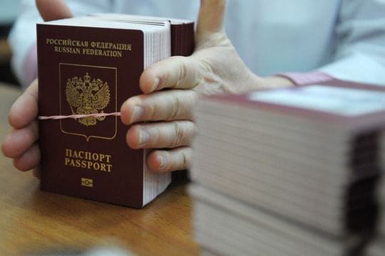 EU có thể không công nhận hộ chiếu Nga cấp cho cư dân Donetsk và Lugansk 