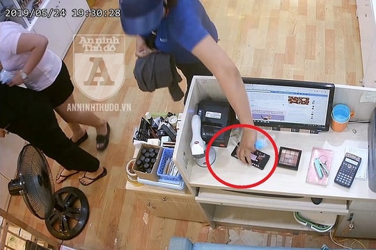 Nữ 'siêu trộm' tinh quái nhìn thẳng camera