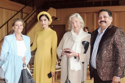 Trương Thị May mặc áo dài truyền thống khiến công chúa Bỉ trầm trồ