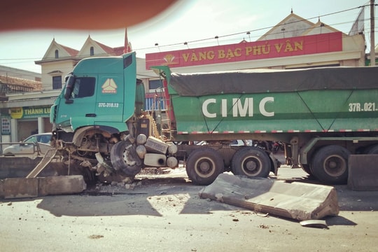 Tai nạn liên hoàn trên Quốc lộ 1A đoạn qua Nghệ An, 3 xe ô tô 'dính đầu' và hư hỏng nặng