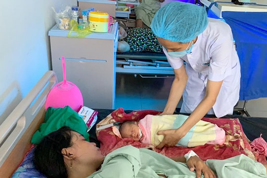 Em bé chào đời bị kẹt đầu trong âm đạo người mẹ