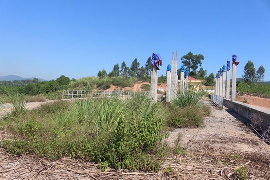 Nghệ An: Hồ chứa nước trên 200 tỷ đồng thi công dang dở, ruộng đồng khô khát