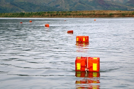 Thả phao vuông cảnh báo đuối nước trên sông Lam