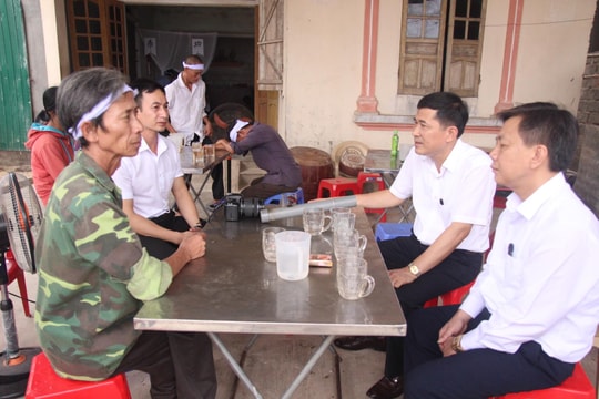 Giám đốc Sở GD&ĐT Nghệ An thăm hỏi gia đình học sinh bị đuối nước ở Thanh Chương