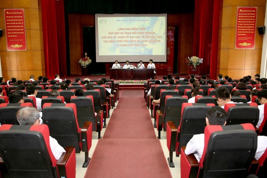 Lãnh đạo Bệnh viện Hữu nghị Đa khoa Nghệ An gặp mặt, trao đổi kinh nghiệm với các bác sỹ, dược sỹ 