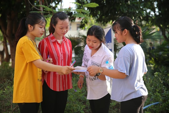 Thí sinh Nghệ An bước vào môn thi đầu tiên trong thời tiết nắng nóng