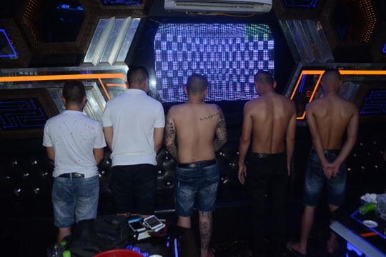 Phát hiện nhóm thanh niên ‘bay lắc’ trong quán karaoke tại thành phố Vinh