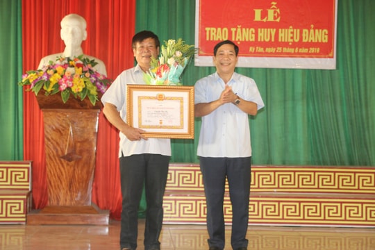 Trao Huy hiệu Đảng cho các đảng viên ở Quỳnh Lưu, Tân Kỳ