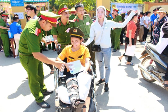 Nữ sinh ngồi xe lăn đi thi THPT Quốc gia ở Nghệ An được giúp đỡ tận tình